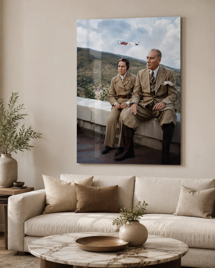 Uçak Fonlu Atatürk ve Sabiha Gökçen Temsili Cam Tablo – yakın plan oda görünümü