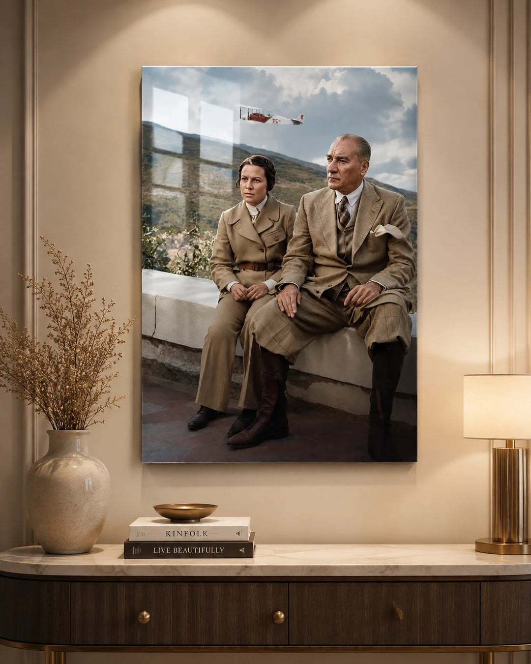 Uçak Fonlu Atatürk ve Sabiha Gökçen Temsili Cam Tablo – duvar dekorasyonu görünümü